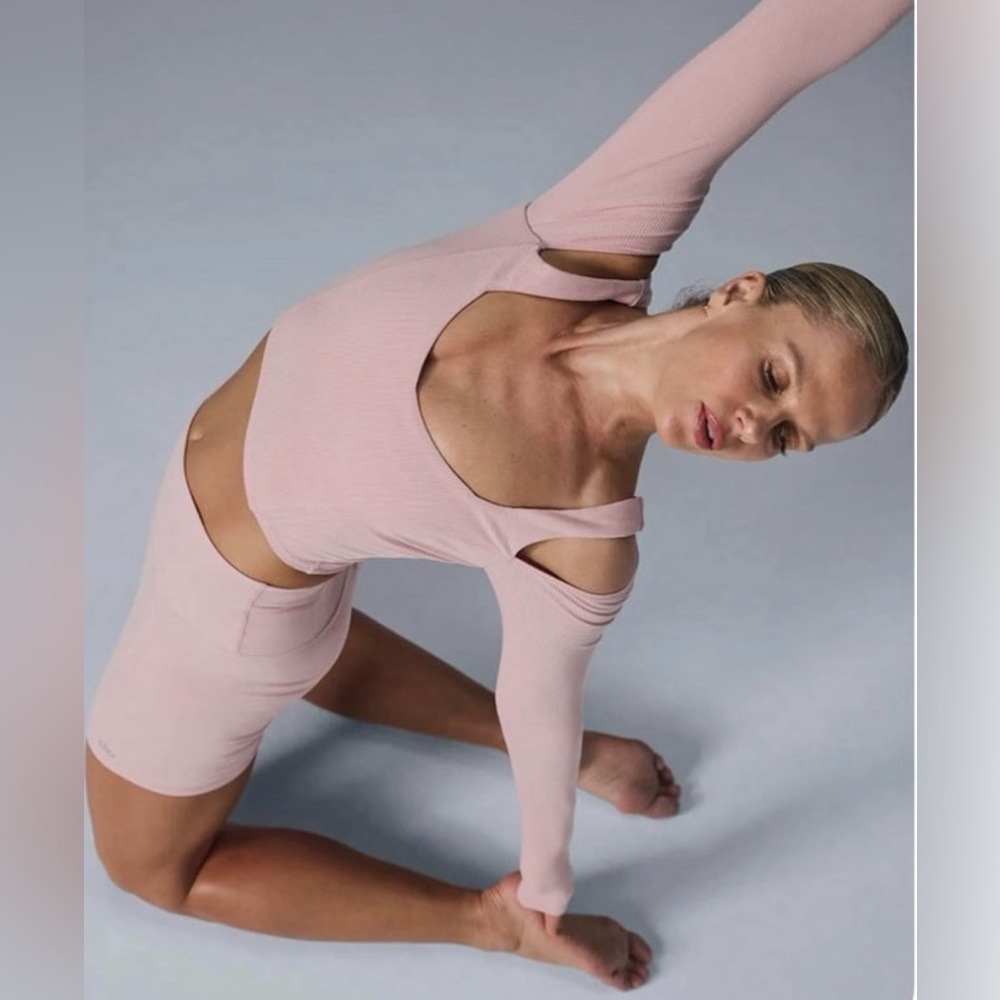 ALO Yoga Women's Blush Pink Cutout Long Sleeve Crop Top